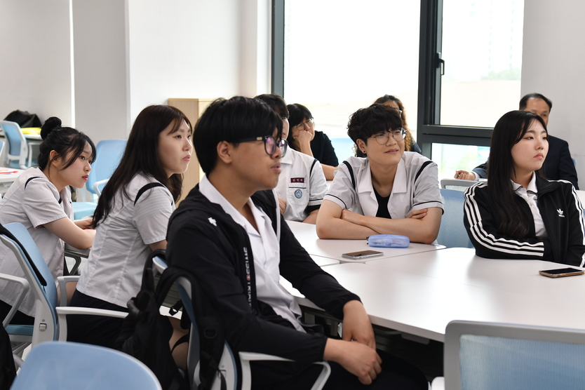 수업을 경청하고 있는 경기경영고등학교 콘텐츠크리에이터과 학생들ⓒ부천시제공