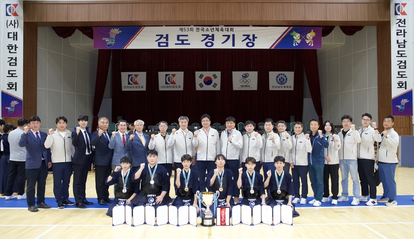 도성훈 인천시교육감,관계자들과 제53회 전국소년체육대회 인천선수단 현지 격려하며 기념촬영을 하고 있다.. ⓒ 인천시교육청 제공