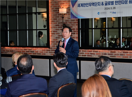 유정복 인천시장이 28일 미국 저지시티(Jersey Ctiy)에서 열린 '세계한인무역단지&글로벌 한인타운 비전 발표식'에서 환영사를 하고 있다. ⓒ 인천시 제공