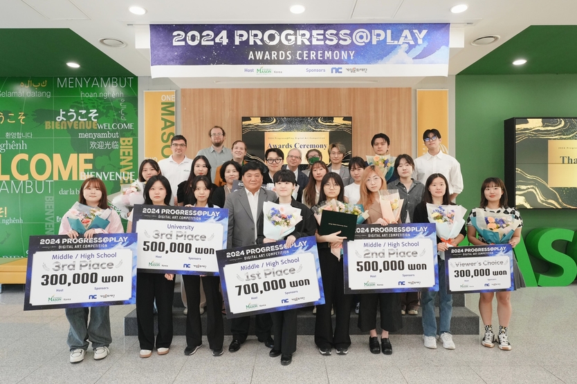 한국조지메이슨대학교, ‘제4회 소셜임팩트 디지털아트 경연대회’ 시상식 진행 후 기념촬영을 하고 있다. ⓒ 한국조지메이슨대 제공