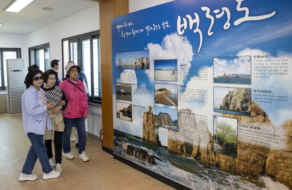 체험단이 심청각 안을 둘러보고 있다 ⓒ 미디어경인 제공
