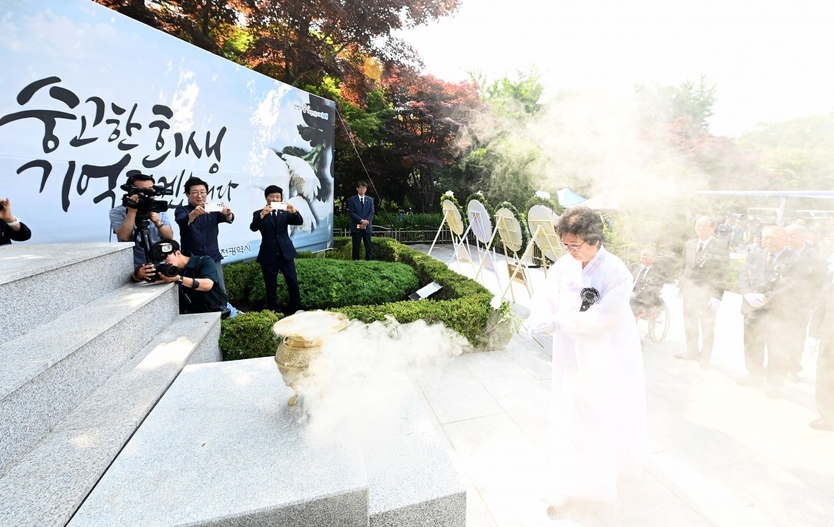 6일 수봉공원 현충탑에서 열린 '제69회 현충일 추념식'에서 미망인회에서 헌화와 분향을 하고 있다. ⓒ 인천시 제공