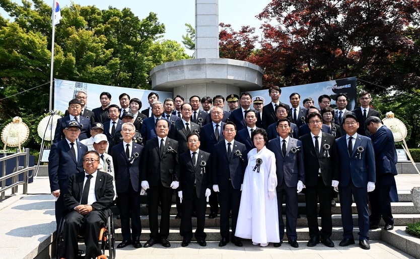 유정복 인천시장과 이봉락 시의장,도성훈 시교육감,김교흥 의원 등 관계기관장들 6일 수봉공원 현충탑에서 열린 '제69회 현충일 추념식'에서 기념촬영을 하고 있다 ⓒ 인천시 제공