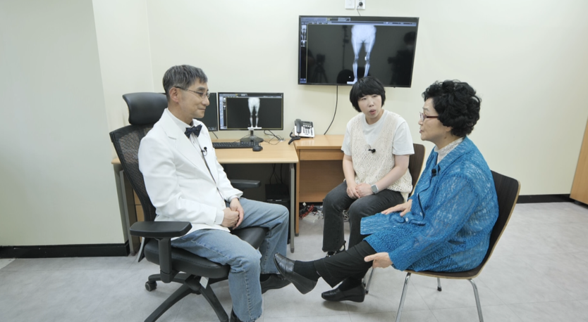 이수찬 정형외과 전문의가, 개그우먼 권진영, 이성자씨와 상담을 하고 있다. ⓒ 이수찬의 청바지’ 코너 제공