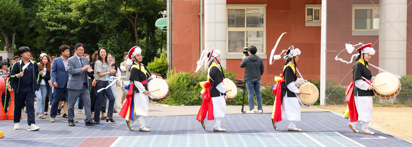 도성훈 인천시교육감이, 읽걷쓰 연계 단오맞이 축제 참석해 입장하고 있다. ⓒ 인천시교육청 제공