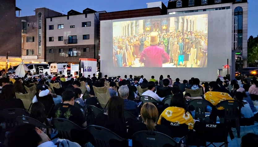 부평구,‘굴포의 달밤 야외극장’성황리에 마쳐 ‘굴포먹거리타운에서 즐기는 문화행사와 상권 활성화’ⓒ부평구제공