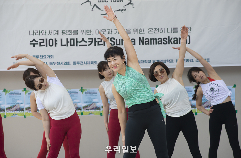 동두천시요가회장의 몸풀기 동작인 '다같이 하는 국민체조ⓒ최은준기자
