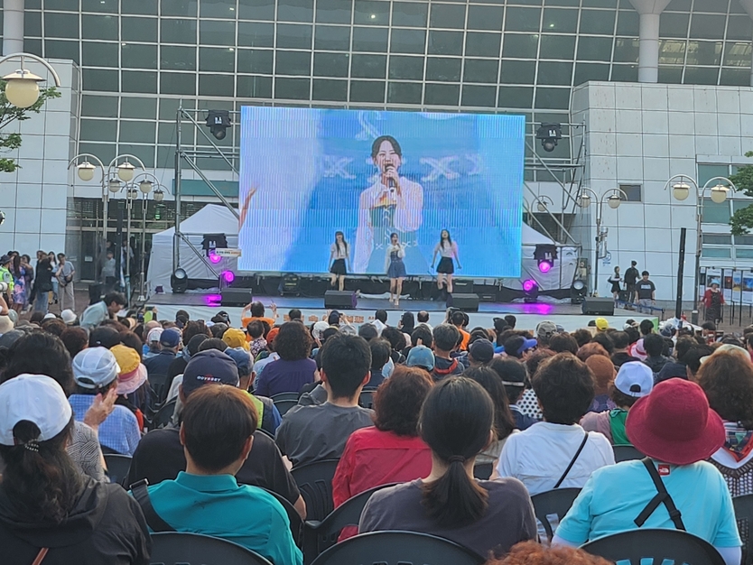  제19회 동두천 종합예술제에서 시민들이 환호를 하고 있다. ⓒ 동두천시 제공