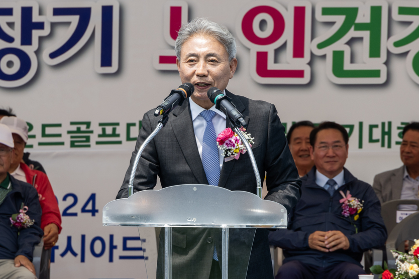 윤환 계양구청장 노인건강체육대회’ 참가 어르신 격려 ⓒ 계양구제공 