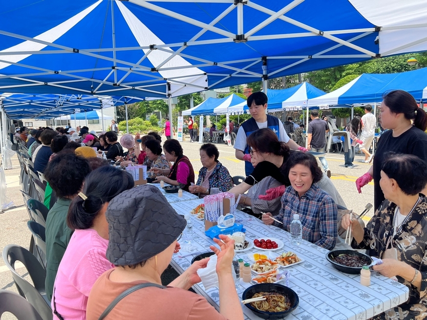 미추홀구시설관리공단과 숭의종합사회복지관 11일 복지관에서 신동현 인천중국음식업협회장과 관계자들이 어르신 300명을 대상으로 ‘2024년 짜장면과 탕수육 나눔 행사’를 가지고 있다. ⓒ 미추홀구 제공