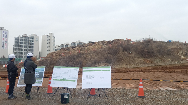 인천 서구 불로동 산74 일원에서 LH 관계자들이 주민들을 대상으로 발파 관련 설명을 하고 있다. ⓒ 블로그 캡쳐