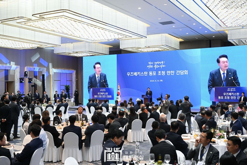 6월 13일 윤석열 대통령은 우즈베키스탄 타슈켄트에서 현지 동포를 초청해 간담회를 가지며 인사말을 하고 있다. ⓒ 대통령실 제공