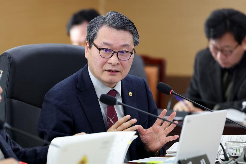김유곤 시의원이 ‘제295회 정례회’ 문화복지위원회에서 대표발의를 하고 있다. ⓒ 인천시의회 제공
