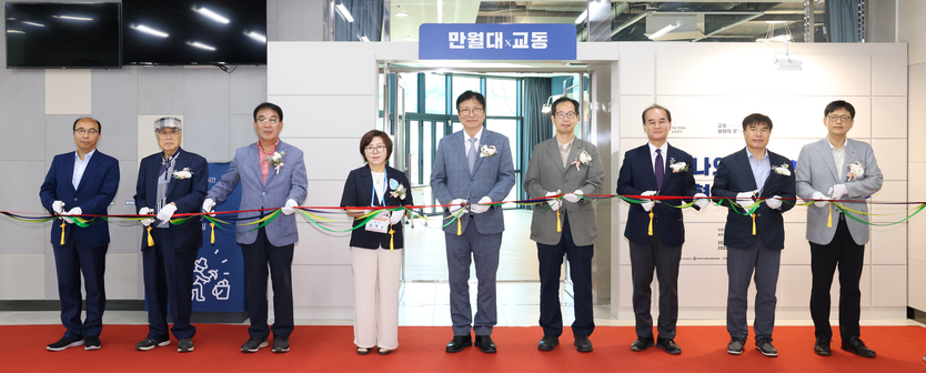 도성훈 인천시교육감, 개성 만월대 열두 해의 발굴전 특별전시 개막식 참석해 테이프컷팅식에 참석하고 있다. ⓒ 인천시교육청 제공