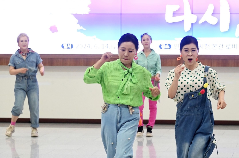 14일 시청 중앙홀에서 열린 '2024년 시니어모델 입문과정 수료 패션쇼'에서 시니어모델들이 패션쇼를 선보이고 있다. ⓒ 인천시 제공