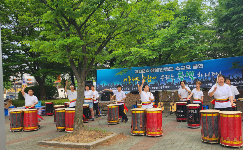동두천 두드림장애인학교, 소규모 공연으로 시민들 눈길 사로잡고 있다. ⓒ 동두천시 제공