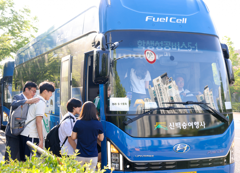 도성훈 인천광역시교육감, 학생들과 '인천학생성공버스' 타고 등굣길 소통하고 있다. ⓒ 인천시교육청 제공