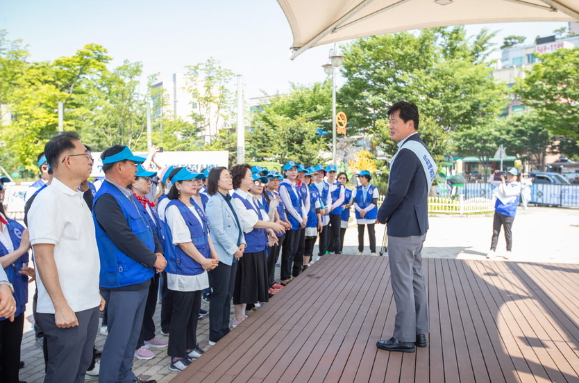 강범석 서구청장이 한국자유총연맹인천서구지회, 6.25 음식시식회 및 북부지역 문화예술회관 건립 홍보 캠페인 실시에 인사말을 하고 있다. ⓒ 인천서구청 제공