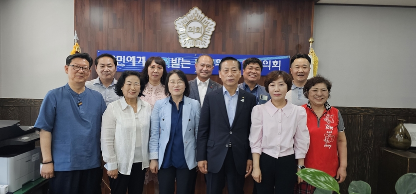 고선희 서구의장이 인천 서구의회, 제5기 구민감사관과 간담회 개최하고 기념촬영을 하고 있다. ⓒ 인천서구의회 제공