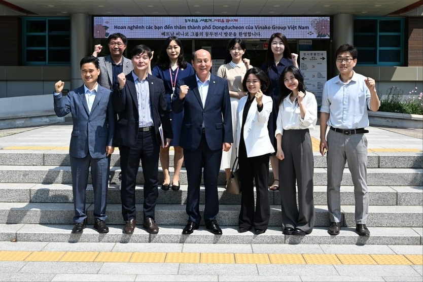 박형덕 동두천시장이 베트남 비나코그룹, 해외 유학생 유치를 위한 동두천시 방문에 기념촬영을 하고 있다. ⓒ 동두천시 제공