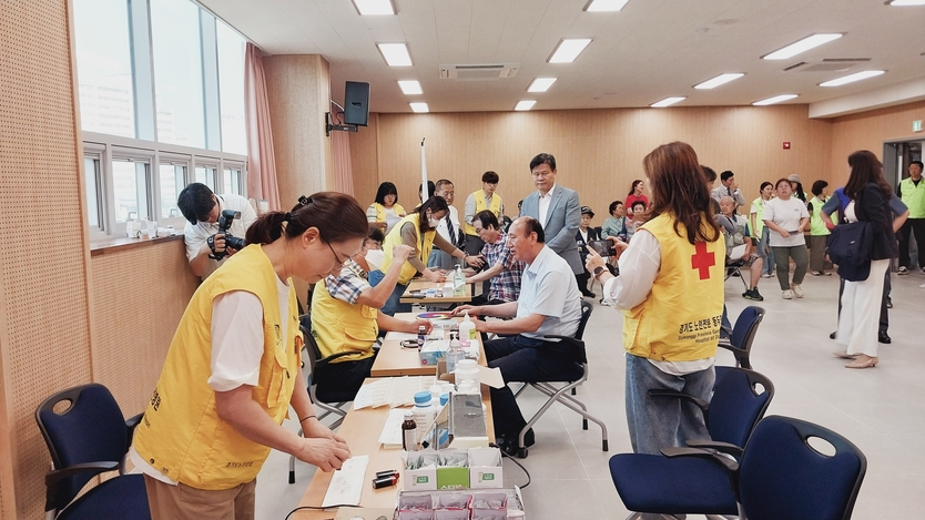 박형덕 동두천시장이 동두천시, 찾아가는 이동병원 ‘닥터 GO’ 사업에 검진을 받고 있다. ⓒ 동두천시 제공