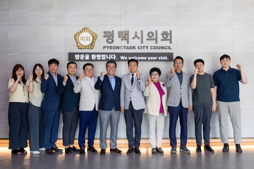 평택시의회 산업건설위원회, 전반기 의정활동 마무리 후 기념촬영을 하고 있다. ⓒ 평택시의회 제공