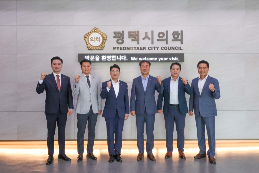 평택시의회 의회운영위원회, 전반기 의정활동 마무리 하고 기념촬영을 하고 있다. ⓒ 평택시의회 제공