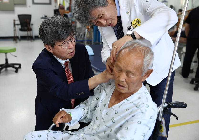 6·25전쟁 상처를 보여준 후 그때를 회상하며 이기철 청장이 위로하고 있다. ⓒ 재외동포청 제공
