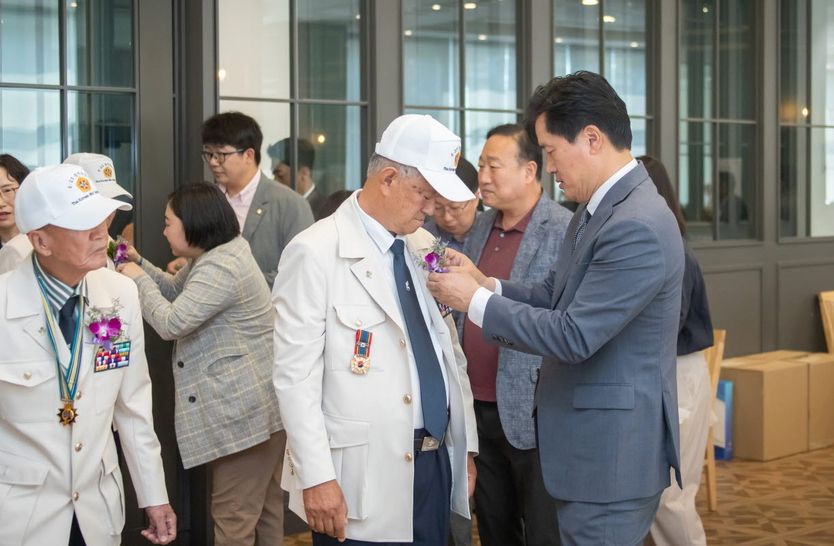 강범석 서구청장이 ‘희생과 헌신에 깊이 감사’ 서구, 보훈가족 300명 초청 ‘보훈 큰 잔치’를 벌이고 있다. ⓒ 인천서구청 제공