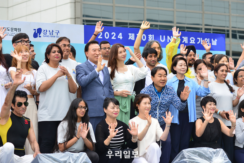 대한요가회 천준필회장, 2024 UN세계 요가의날 홍보대사 배우 차예련 ⓒ최은준기자 