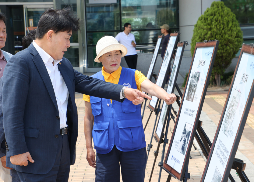 문경복 옹진군수가 한국자유총연맹 옹진군지회, 전쟁당시 음식시식회 및 호국 안보 사진전시회 개최하고 있다. ⓒ옹진군 제공