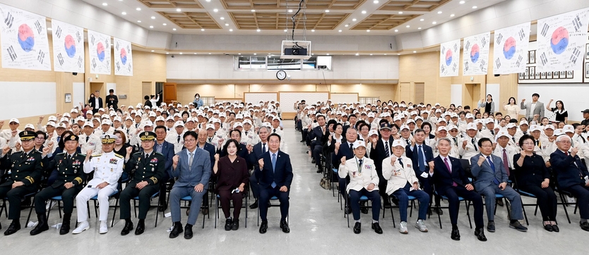 유정복 시장이 25일 시청 대회의실에서 열린 '6.25전쟁 제74주년 기념식'에서 기념촬영을 하고 있다. ⓒ 인천시 제공