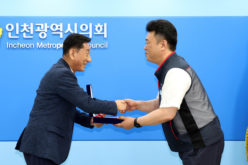 이봉락 의장이 인천시공무원노조에 감사패를 수여하고 있다. ⓒ 인천시의회 제공