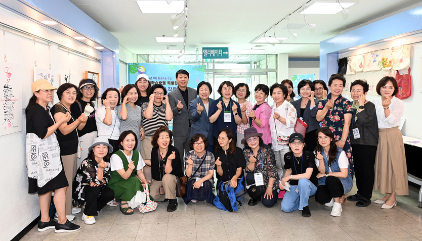 “평생학습으로 특별한 초대” 부평구, 2024년 부평 평생학습 주간 ‘작품전시회’ 가운데 사진 ( 차준택 부평구청장 ) 기념단체사진 ⓒ부평구제공 