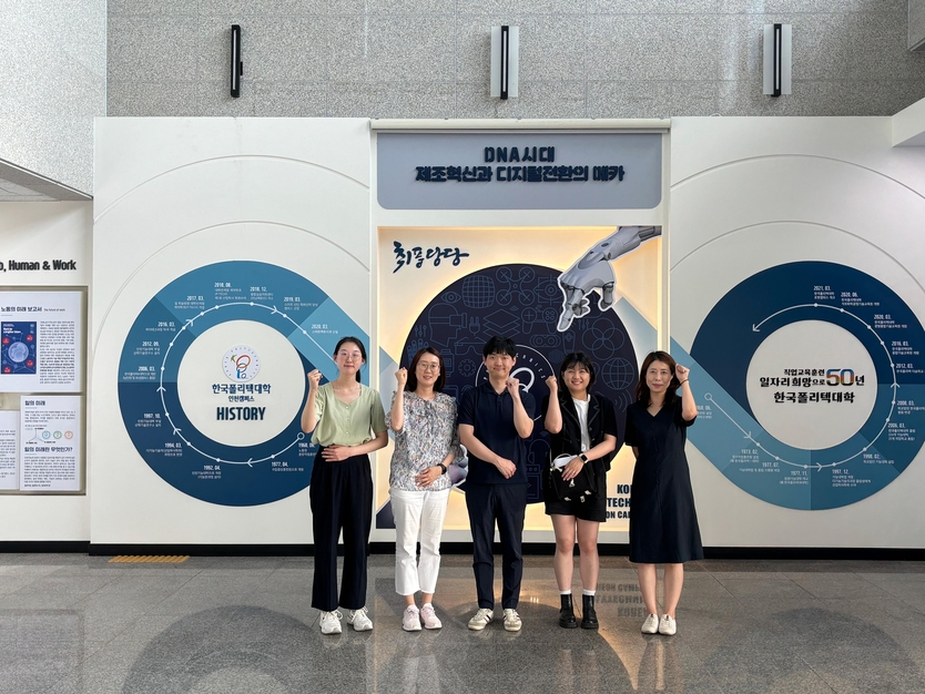 한국폴리텍Ⅱ대학 인천캠퍼스가 인천지역 창업보육센터를 대상으로 인천지역창업보육센터협의회 간담회를 진행하고 기념촬영을 하고 있다.(사진=한국폴리텍Ⅱ대학 인천캠퍼스)