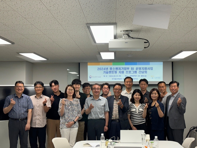 한국폴리텍Ⅱ대학 인천캠퍼스가 창업보육센터 입주기업을 대상으로 기술 멘토링 지원프로그램 간담회를 진행하고 기념촬영을 하고 있다.(사진=한국폴리텍Ⅱ대학 인천캠퍼스)