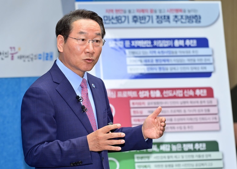 유정복 시장이 27일 시청 브리핑룸에서 민선8기 취임 2주년을 맞아 성과 및 향후 시정운영 방향을 설명하고 있다. ⓒ 인천시 제공