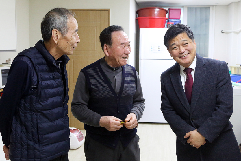 박종효 구청장이 새해맞이 경로당 어르신들을 찾아 소통 간담회 시간을 가지고 있다. ⓒ 남동구 제공