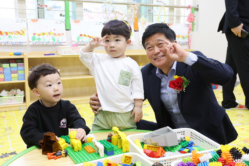 박종효 구청장이 국공립 서창키즈트리어린이집 개원식에서 어린이들과 함께 하고 있다. ⓒ 남동구 제공