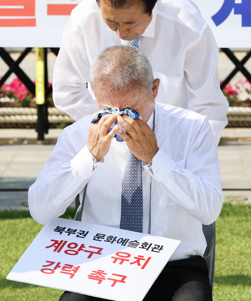 윤환 계양구청장, ‘북부권 문화예술회관 계양구 유치 촉구’ 삭발 거행ⓒ계양구제공 