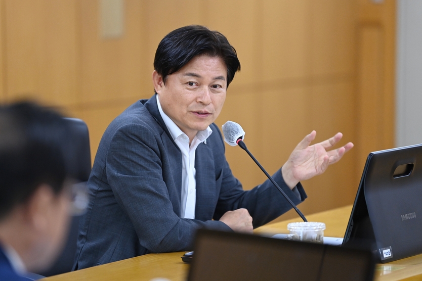 조용익 부천시장이 1일, 민선8기 2주년 첫 일정으로 공약사업 추진사항 보고회에 참석해 공약사업을 점검했다.ⓒ부천시제공