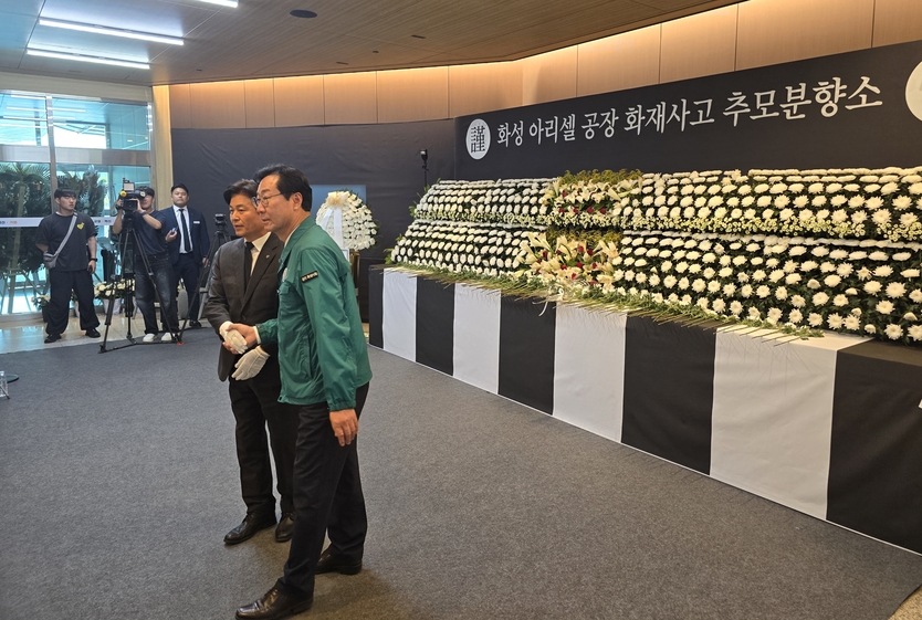 조용익 부천시장이 정명근 화성시장에게 위로의 말을 전하고 있다ⓒ부천시제공