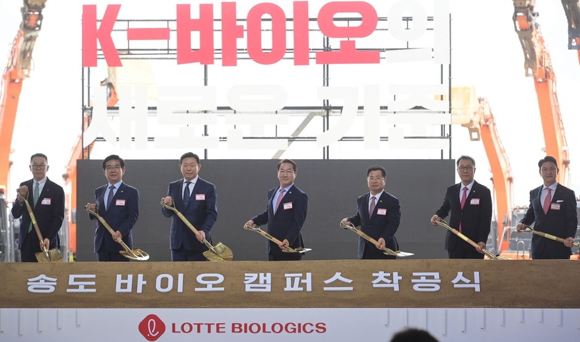 유정복 인천시장이 3일 송도동에서 열린 '롯데 바이오로직스 송도 바이오 캠퍼스 착공식'에서 신동빈 롯데그룹 회장, 이원직 롯데바이오로직스 대표이사 등 내빈들과 시삽을 하고 있다. ⓒ 인천경제청 제공