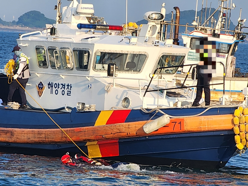 평택해경 대산파출소 연안구조정에서 해상에서 발견된 변사체를 인양하고 있다. ⓒ 평택해경 제공