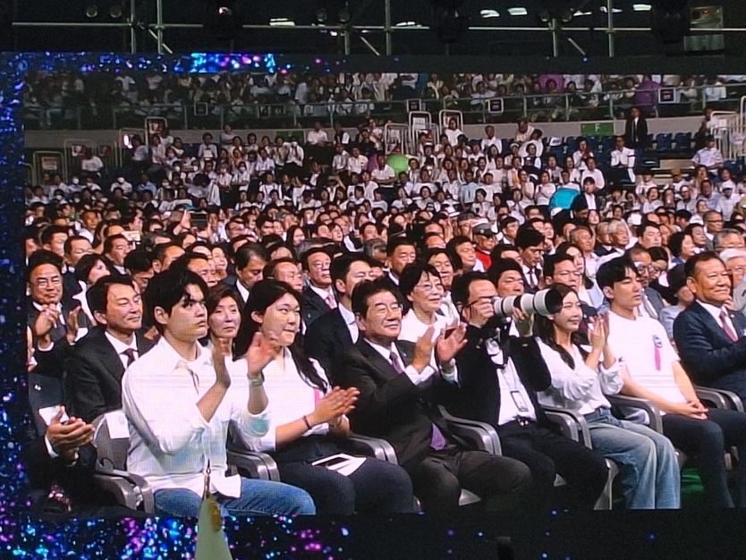 한국자유총연맹 창립 70주년 행사에 참석한 내외빈 전경 강석호 총재가 박수를 치고 있다. 