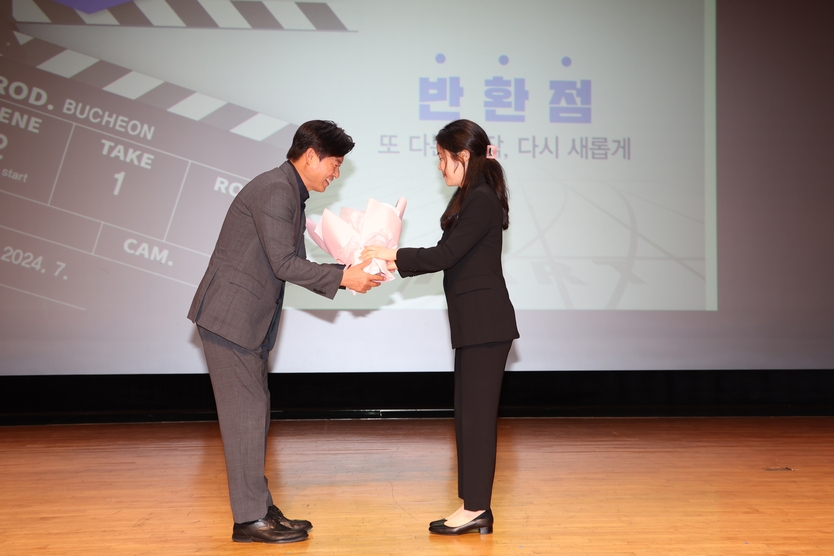 직원 대표(민선8기 공직 입문)로부터 취임 2주년 축하 꽃다발을 받는 조용익 부천시장ⓒ부천시제공