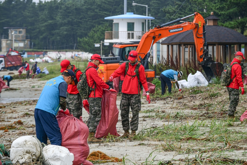 해병대 6여단은 지난 5일 백령도 사곶해안 등 4개 해안에서 해수욕장 개장을 대비하여 해안폐기물 정비를 실시했다.(사진=전승훈 하사)