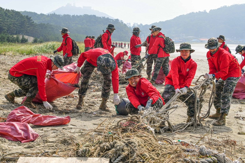 해병대 6여단은 지난 5일 백령도 사곶해안 등 4개 해안에서 해수욕장 개장을 대비하여 해안폐기물 정비를 실시했다.(사진=전승훈 하사)