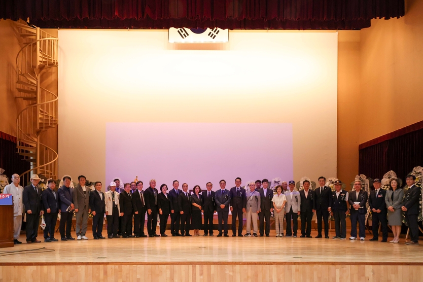 강정구 평택시의장과 관계자들이, 원심창 의사 53주기 추모식 참석해 추모를 하고 있다. ⓒ 평택시의회 제공