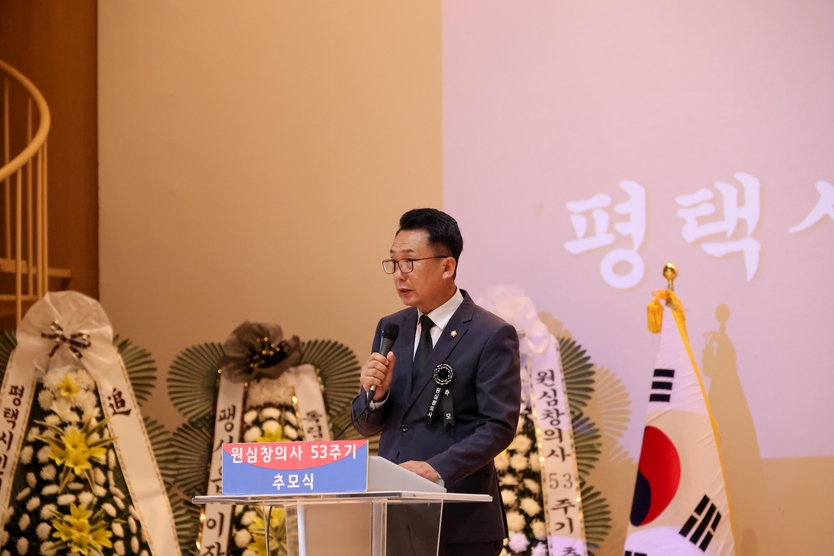 강정구 평택시의장이, 원심창 의사 53주기 추모식 참석해 추모사를 하고 있다. ⓒ 평택시의회 제공
